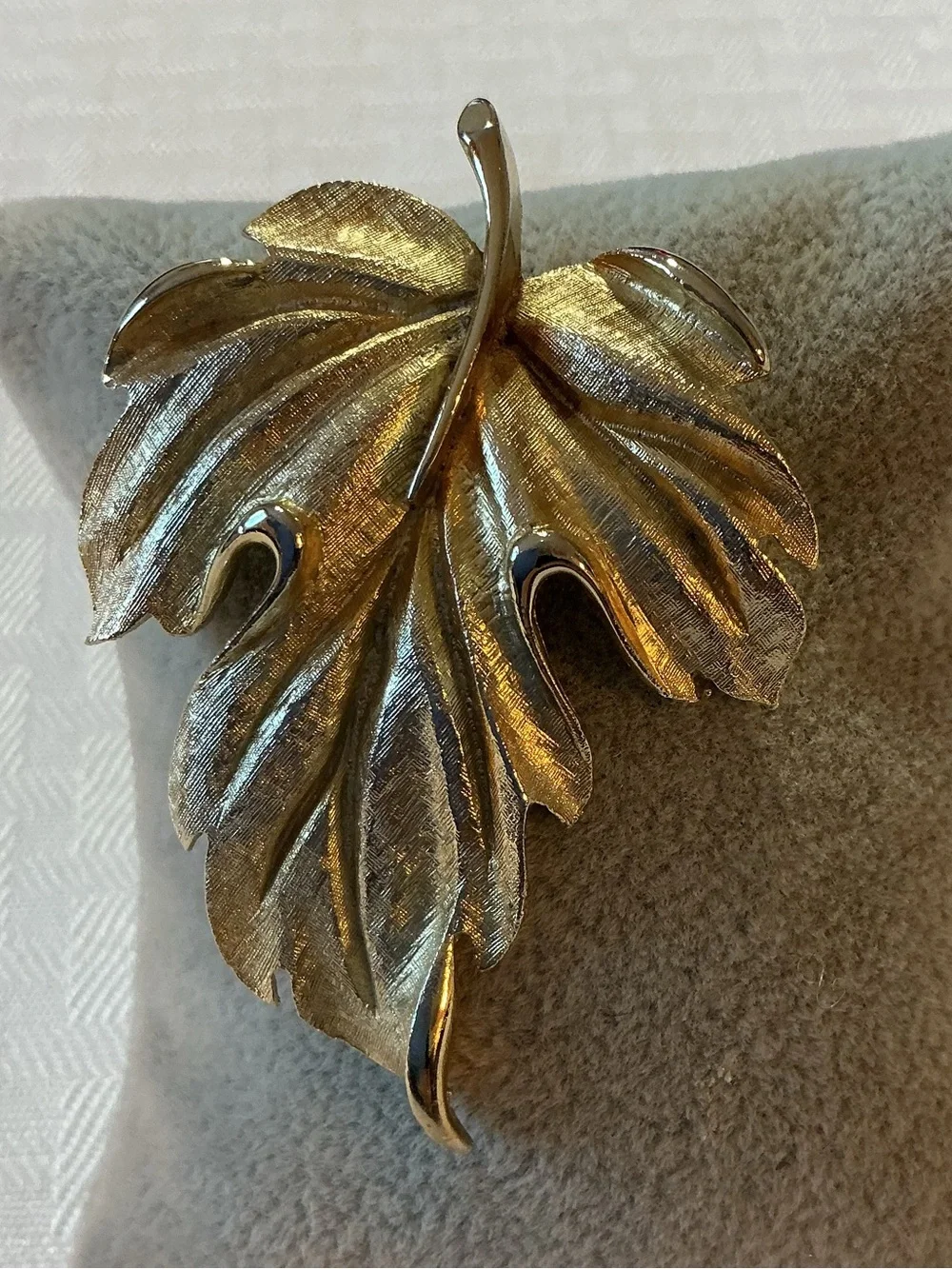 Lisner Signed Oak Leaf Gold Tone Textured Maple Oak Leaf Brooch